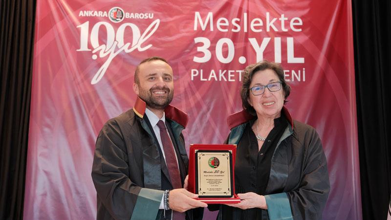 Meslekte 30 Yılını Dolduran Avukatlara Şükran Plaketi